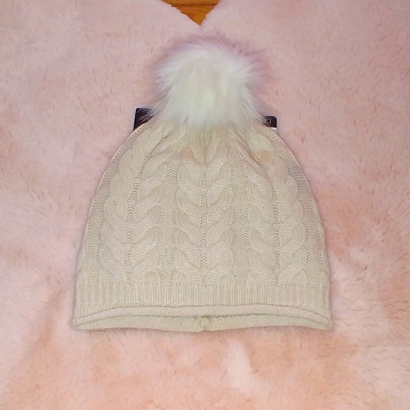 Tahari Accessories - TAHARI 100% Cashmere Hat